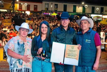 Fotos | Henry Giraldo | LA PATRIA Orden de la Cordialidad en la categoría Mérito Civil al artista, empresario local y patrocinador de esta edición de las Fiestas de la Cordialidad Yeison Jiménez Galeano, que con su gran talento ha contribuido al desarrollo cultural y económico de la región, siendo referente inspirador para las nuevas promesas de la música. Lo acompañan la concejal Vianey Carvajal; Carolina Ossa, secretaria de Gobierno; y el alcalde, Gerardo Osorio.