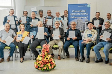 Foto| Cortesía | LA PATRIA Arriba: José Óscar Jaramillo Jiménez, Moisés Noriega Lara, Luis Arturo Gómez Tobón, Jesús María Marín Álvarez, Gonzalo Hoyos Ramírez, Bernardo Aguirre García, Efraín Duque Gómez, Nelson Puerta García, Germán Villegas Estrada, José Germán Girado Serna y Carlos Javier González. Abajo: Tiberio Muñoz Cárdenas, Fernando Duque Naranjo, Luz Marina Trujillo Álvarez, Gabriel Jaramillo Girado, Pablo Emilio Zuluaga, Fernando Mejía Fernández, Profesor Carlos Enrique Ruiz, Jaime García Herrera