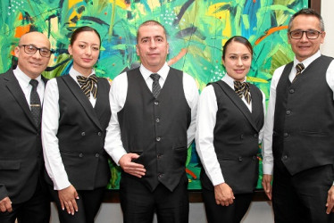 Foto | Argemiro Idárraga | LA PATRIA Wilson Dávila cuenta con 30 años de servicio en el Club Manizales. Junto a él están Alexandra Pineda, Jhon Jairo Bedoya, Mariluz Moreno y Jaime Restrepo, quienes se encargan de brindar una buena atención a los visitantes del Club.