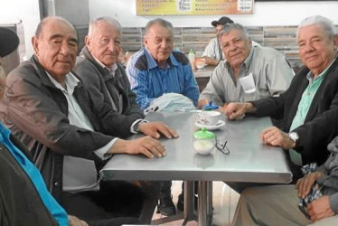 Foto | Argemiro Idárraga | LA PATRIA Cantantes manizaleños se citaron para una tertulia en la residencia de Javier Márquez. Allí asistieron Álvaro Parra, Rodrigo Osorio, Guillermo Gómez, Hernando Zuluaga, Eduardo Martínez, William Ramírez y Nelson Arenas.