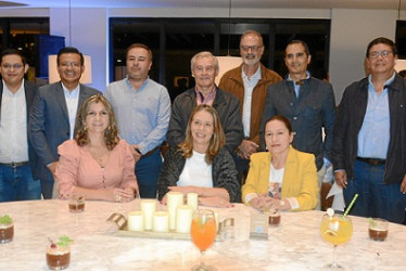 Representantes del Comité de Cafeteros de Caldas: Sandra Rodas Tamayo, coordinadora comercial; Sandra Sanz Álvarez, directora administrativa y financiera; Sonia Villegas Duque, coordinadora de Educación. De pie: Sebastián Echeverry Valencia, coordinador de gestión de proyectos; Edwin Fabio Gálvez Vinasco, coordinador financiero; Luis Fernando Giraldo Castellanos, líder departamental de extensión rural; Marco Tulio Hoyos Duque, director ejecutivo; Juan Carlos Gaviria, arquitecto; Juan Sebastián Arango Pastor