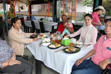 Foto | Argemiro Idárraga | LA PATRIA Romelia Jaramillo de Gallego, Doris Bobadilla Bolívar, Jhon de la Rosa, Alma de la Rosa Gallego, Marcela Gallego Jaramillo y José Arturo Gallego Cárdenas.