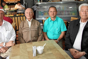 Foto | Argemiro Idárraga | LA PATRIA  Eliberto Serna Henao celebró su cumpleaños con un almuerzo en compañía de sus amigos Luis Ángel Álvarez Murillo, Uriel León González y Octavio Zapata Ospina.
