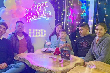 Marleny Morales celebró su cumpleaños  con una cena en el restaurante La Shiraka. La acompañaron Carlos Osorio, Carlos Uriel Osorio,  Emiliano Castro, Andrés Castro y Estefanía Osorio.