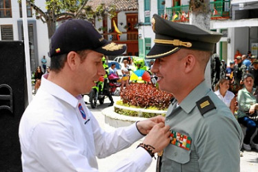 Juan Pablo Ospina Rosas, alcalde de Salamina, y Guillermo Stevens Salgado.