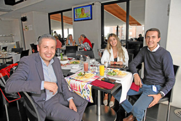 Foto | Argemiro Idárraga | LA PATRIA Hernán Saldarriaga Ramírez, Natalia Cadavid Gallego y Jorge Alberto Toro, funcionarios del Banco de Occidente Eje Cafetero se reunieron en un almuerzo en el Club Manizales.