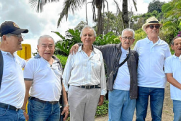 Foto | Rubén Darío López | LA PATRIA Jaime Ocampo Gómez, Leonel Giraldo Sánchez, Nelson Duque Gómez, Orfidio Ocampo Aristizábal, Jairo Salazar Gallo y Uriel Quintero Yepes se encontraron 60 años después en Manizales para recordar su época de estudiantes en la Escuela Andrés Bello, del corregimiento San Daniel (Pensilvania). En esa institución terminaron la primaria con el profesor Carlos Giraldo.