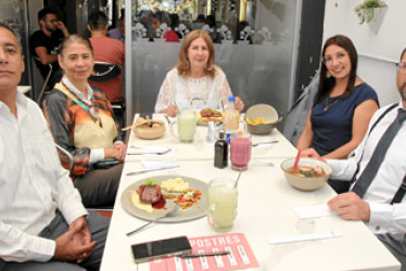 Foto | Argemiro Idárraga | LA PATRIA Luis Hernando Amador Pineda, Gloria Clemencia Valencia González, Gloria del Carmen Tobón Vásquez, Juliet Nazly Kanne Porquezuela y Carlos Alberto Sánchez Kratz almorzaron en el restaurante Sushi Time para celebrar el postgrado en Educación de Juliet Nazly.