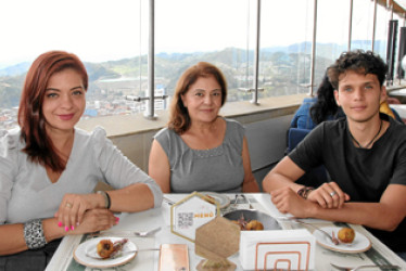 Foto | Argemiro Idárraga | LA PATRIA Laura Beatriz Mejía Nariño celebro su cumpleaños con un almuerzo en el restaurante La Azotea en compañía de Claudia Marcela Cardona y Sebastián Henao Cardona.