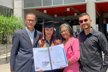 Foto | Cortesía | LA PATRIA Unitécnica entregó el título de Técnica en Diseño Gráfico a Salomé Álvarez González. La acompañaron a recibir su diploma su padre, Wilmer Alberto Álvarez; su madre, María Sonia González; y su hermano, Mateo Álvarez González.