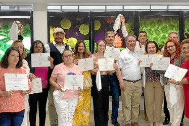 Fotos| Yalile García|LA PATRIA 28 personas, entre ellas 18 de la Mesa de víctimas de Caldas, se certificaron con la norma de competencia laboral en Gestión de Paz. El evento fue organizado por la Unidad Solidaria, Sena Centro para Formación Cafetera, Mesa de Víctimas de Manizales y Fundación Ecológica y de Paz. También participaron organizaciones de la economía popular, solidaria y comunitaria de distintos sectores que quieren hacer de sus liderazgos sociales una fortaleza con la norma de competencia labora