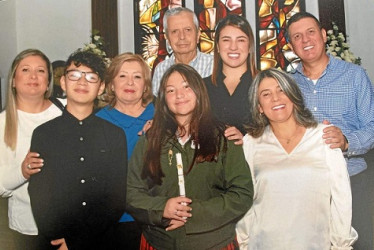 Foto | Cortesía lector | LA PATRIA Arriba: Jorge Hernán Cabra, Manuela Cabra y Guillermo Salgado. Abajo: Beatriz Eugenia Salgado, Nicolas Leyva, Gloria Inés de Salgado, Isabella Botero Salgado y Olga Lucía Cabra.