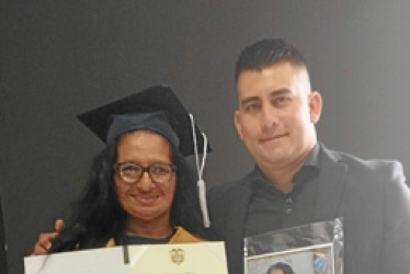 Foto | Cortesía | LA PATRIA Luz Inés Rivera Quintero y Germán Rico, profesor y director de la Fundación Educando.