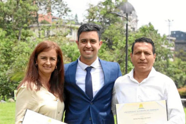 Foto | Cortesía| LA PATRIA Mateo Becerra en compañía de sus padres, Diana María Restrepo Arias y José William Becerra Hernández.