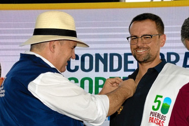 Fotos | Luis Fernando Rodriguez | Salamina | LA PATRIA Hernán Saldarriaga, director de la Alianza Dirigentes 50 pueblos paisas, impuso las condecoraciones a Luis Carlos Velásquez, gobernador de Caldas, y Aníbal Gaviria Correa, mandatario de Antioquia.