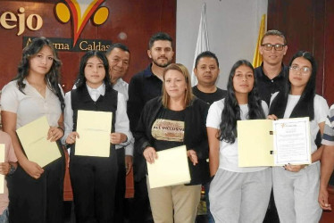 Foto | Albeiro Rudas | LA PATRIA ​​​​​​​María Camila Arango Salazar, natación; Santiago Zapata Muñoz, ciclomontañismo; Juliana Garcés Rivera, ajedrez; Laura Sofía López Vásquez, ajedrez. Igualmente recibieron reconocimientos la líder en recreación, Luz Marina Bustamante Foronda; Michael Hamilton Giraldo Marín, por su emprendimiento en café de alta calidad y de exportación; y la Banda Sinfónica de la vereda San Pedro.