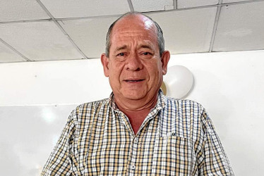 Foto |LA PATRIA  Carlos Vallejo, rector del colegio La Plata, en Palestina, se retiró a gozar de su pensión. Por tal motivo, la Alcaldía le otorgó un reconocimiento y además le hizo un agasajo.