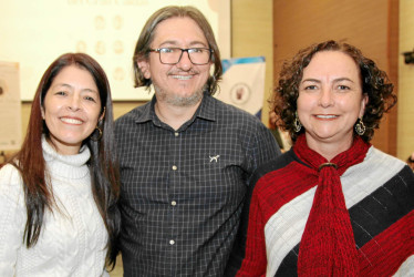 Ivonne Paola Mendoza Niño, gerente del Centro Cultural Banco de la República, Carlos Augusto Jaramillo y Adriana Villegas.