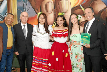 Fabio Alberto Ramírez, compositor, Luis Enrique Londoño, Nilvio Uribe Vélez, Luz Elena González, María José Henao, Angie Daniela Serna, José Fernando Uribe Vélez y David Smith Chávez.
