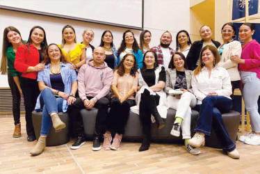 En días pasados en el Centro Cultural Rogelio Salmona se llevó a cabo el Conversatorio Cuatro Décadas de Desarrollo Familiar, entre los asistentes: Diana Carolina Acevedo, Carolina Chalarca Carmona, Yuliana Moncada, Tatiana Morales, Angela María Berrío, Juliana Gómez Riveros, Angela Viviana Mejía, Simón Vargas Morales, Jazmín Lorena Suárez, Yaneth Marulanda, Diana Alzate, Laura López. Sentados: Mónica Rincón Giraldo, Maicol Estiven Franco, Rosa María Posada, Diana Gómez, María Clemencia Quintero, Claudia Qu