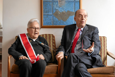 Foto | Cortesía Cancillería | LA PATRIA Maruja Vieira White y Álvaro Leyva Durán, ministro de Relaciones Exteriores de Colombia.