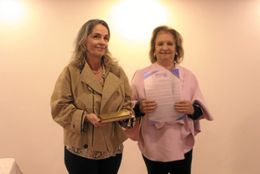 Foto | Luis Trejos | LA PATRIA La esposa de Nicolás Restrepo, Clemencia Gómez de Restrepo, y su madre, Elvira Escobar de Restrepo, recibieron el reconocimiento en su nombre.