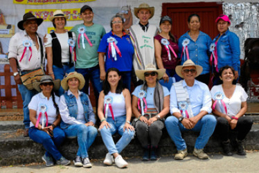 Foto | Luis Fernando Rodríguez | LA PATRIA Arriba: Uriel Flórez, Lina Verónica Ríos, Óscar Adrían Vallejo, Gloria Isabel Alzate, Edwin Fernando Arias, Yolanda Amaya, Cecilia Naranjo y Luz Amanda Cañón. Abajo: María Victoria Blandón, Claudia María Marín, Claudia Patricia Restrepo, Sandra María Franco, Juan Carlos Ceballos y Rubiela Rubiano.