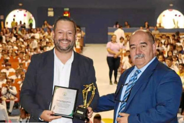 Fotos | Alcaldía | LA PATRIA El rector, Francisco Javier Obando, en compañía de docentes, estudiantes y padres de familia.