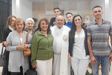Foto | Lector | LA PATRIA Con una santa eucaristía en el colegio San Rafael se recordó a Elisabeth Bonilla tras cumplir nueve meses de su fallecimiento. En la imagen: Clemencia Botero, Mercedes Jaramillo, María Esperanza Montes, padre Marino Martínez, Thomas Ramírez, Martín Ramírez, Marcela Ramírez, José Adolfo Ramírez y María del Rosario Ramírez.