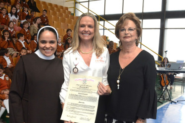 Hermana Jéssica Arango Hernández, rectora del Colegio Santa Inés; Adriana Arango, directora del Ceder; y Ángela Gómez, presidenta de la Asociación de Exalumnas del colegio.
