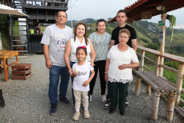 Foto | Argemiro Idárraga | LA PATRIA Joel Alberto Ocampo, Marta Cecilia Sánchez, Victoria Andrade, Claudia Patricia Sánchez, Mateo Castaño y Ruby Rodríguez compartieron de un almuerzo en familia en el restaurante Mirador de La Cuchilla.