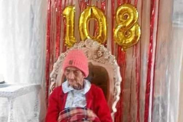 Foto | Diego Salgado | LA PATRIA Pastora Emilia Montoya Martínez es la persona más longeva de Aranzazu al cumplir 108 años. De ellos, la gran mayoría los ha vivido en el Hogar del Anciano Santa Catalina, desde que esa institución funcionaba en el terreno que hoy ocupa el hospital local. La celebración estuvo a cargo de integrantes de la Sociedad de San Vicente de Paúl, entidad administradora del ancianato y de los empleados que no pasaron por alto la fecha.