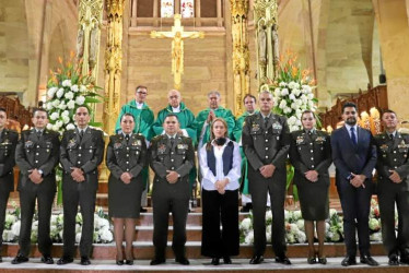 Foto | Cortesía | LA PATRIA Comisario Jhon Jairo Tangarife Osorio, teniente coronel Edward Mauricio Dávila Sánchez, teniente coronel Óscar Landazábal, teniente coronel Sandra Viviana López Duque, directora de la Escuela de Carabineros Alejandro Gutiérrez; coronel José Arturo Sánchez Valderrama, comandante de la Policía de Caldas; secretaria de Gobierno de Manizales, Diana Mejía Grand; coronel John Carlos Rojas Rincón, comandante de la Policía Metropolitana de Manizales; teniente coronel Liliana Jiménez Fall