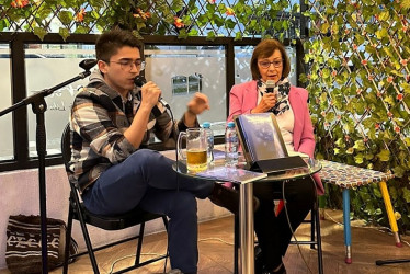 Foto | Lector | LA PATRIA El 28 de octubre en la Librería Ágora, ubicada en el barrio Palermo de Manizales estuvo la psicóloga Fanny Bernal Orozco para presentar el libro De noche alumbran los huesos, del escritor manizaleño, Julián Santiago Bernal Ospina.