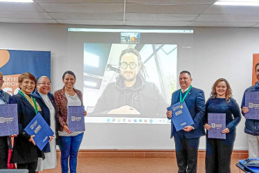 Fotos| Cortesía U. Católica | LA PATRIA María del Socorro Vargas Henao, Neftaly Zapata Delgado, Esperanza Trejos Ortiz, hermana Gloria Estela Rolón Díaz, Gisselt Tatiana Muñoz Omen, Jeronimo Zapata Trejos (en pantalla), doctor Carlos Alberto Pabón Meneses, Mariana Villegas Gómez, Juan Sebastián Clavijo Gil y Catalina Triana Navas.