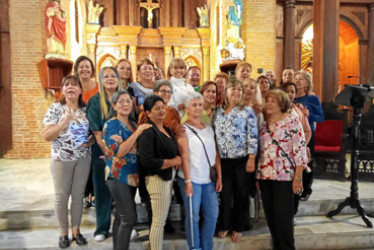 Foto | Argemiro Idárraga | LA PATRIA Grupo de egresadas: Martha Hernández, Yudy Echeverri, Martha Lucía Restrepo, Silvia Carmenza Albis, Martha Zulma Delgado, Ángela María Marín, Ana Lucía Cardona, Miriam Vargas, Mariana Valencia, Ana Teresa Peláez, Cristina Carvajal, Zulma Zahara, Isabel Hurtado, Cecilia Arias, Edilia Obando, profesora Luz Dary Hoyos, María Helena Muriel, Leida Naranjo, Hilda Mery Valencia, Carmenza Giraldo, Estela Trejos y Olga Nidia Ríos.
