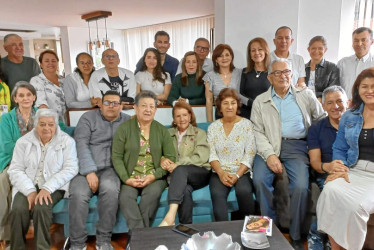 Foto | Cortesía | LA PATRIA Arriba: Laura Henao, Jorge Enrique Álvarez Henao, Ángela Ríos, Viviana Lemos, Juan Pablo Álvarez Henao, Jimena Patiño, Juan David Rendón, Miriam Álvarez, Álvaro Rendón, María Isabel Henao, Matilde Henao, Andrés Eduardo Novoa Henao, Adriana Alarcón y Luis Ovidio Henao. Abajo: Libia Idárraga, Ligia Henao, Jhon Harold Álvarez, Nora Vásquez, Patricia Hurtado, Leticia Hurtado, Horacio Henao, Alejandro Álvarez Henao y Gloria Hilda Velásquez.
