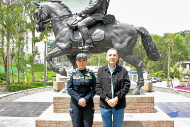 Fotos| Cortesía | LA PATRIA Sandra Bibiana López, directora de la Escuela de Carabineros, y Jhon Jairo Castaño, director encargado de la ESAP Territorial Caldas.