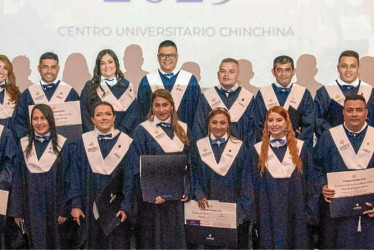 Foto |Rubén Darío López | LA PATRIA Los graduados: Ricardo Castañeda Arango, John Franco Arenas, Néstor Marín Arias, Manuela García Castaño, Lorena Silva Henao, Ómar Loaiza Alvarán, Paola Echeverry Ospina, Ana Salazar Giraldo, Leidy Cortés Zapata, Juan Carlos González Rendón, Orlando Bohórquez Amado, Olga Montoya Álvarez, Vanessa Calderón Cardona, John Díaz Cifuentes, Juan Felipe Cardona Flórez, Pablo Ortiz López, Carolina Molina Gómez, Mauricio Ramírez, Nelson Calderón Blandón, Andrés Pérez Linares y Elian