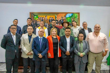 Foto | Cortesía | LA PATRIA Adelante de izquierda derecha: Pedro López, Manuel Marín, Juan Carlos Mozo, Ester Sofía Martínez, Jhon Fredy Osorio, Fredy Londoño y James López. Atrás: John Eider López, Eduard Osorio, Nelson Gallego, Martín Arenas, Carlos Enrique Botero (alcalde), Ximena Patiño y Reinaldo Álvarez.