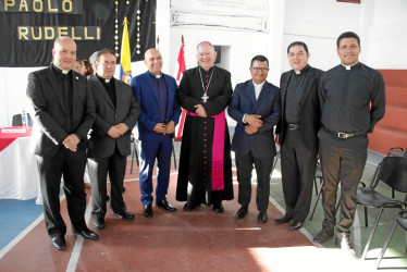 Fotos | Darío Augusto Cardona S | LA PATRIA En la imagen los sacerdotes: Héctor Adrián Gaviria, rector del colegio La Salle; Jorge Efraín Noreña, párroco de la Catedral de Manizales; Alberto Llanos, rector del colegio LANS, monseñor José Miguel Gómez, arzobispo de Manizales, Luis Eduardo Loaiza, párroco del Caribe; Leonardo Ramírez J, docente del colegio La Salle, y Edwin Andrés Prias, párroco de San Francisco de Asís.