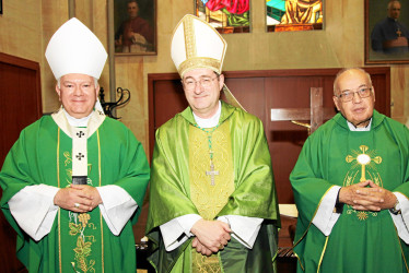 Fotos | Argemiro Idárraga | LA PATRIA Monseñor José Miguel Gómez Rodríguez, Paolo Rudelli, nuncio apostólico; y monseñor Fernán Llano Ruiz.