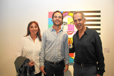 Fotos | Argemiro Idárraga | LA PATRIA El artista Bruno Ángel acompañado de sus padres, Claudia Londoño y Fernando Ángel.