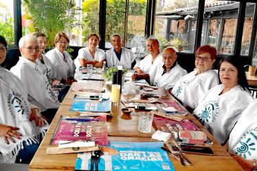 El grupo de compañeros de Lenguas Modernas de la Promoción 1978 celebró su reencuentro en el restaurante Bozko, ubicado en Cerro de Oro. Llegaron de diferentes lugares del país y del exterior. Asimismo, lamentaron la ausencia de Ramiro Mosquera,de Buenaventura, a quien le desearon una mejoría en su salud, y de Guillermo Londoño Parra, oriundo de Pereira, a quien no han podido contactar desde hace un año.