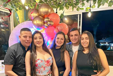 Fotos | Mauricio Llano | LA PATRIA Andrés Loaiza, Vanessa García, Julián Zapata y Carolina Pérez se reunieron en una cena para celebrar el cumpleaños de Yuliana López.