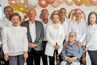 Rodeada de sus hijos: Edilma, Guillermo, César, Álvaro, Nubia, Manuel, Jaime Martín y Fabiola Valencia Trejos.