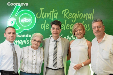 Mauricio Ocampo, Ana Elsa López B, Alejandro Ríos, Claudia Marcela Cárdenas y José Norman Salazar, dirigentes en Manizales, celebraron los 60 años de existencia de la Cooperativa Coomeva.