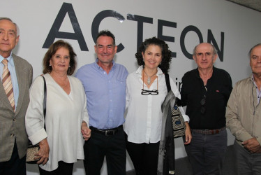 Gabriel Barreneche, Elvira Escobar, Elías Heim, Cecilia Arango, Álvaro Uribe y Albeiro Valencia Llano.