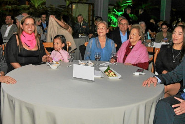 Fotos | Argemiro Idárraga | LA PATRIA José Fernando Reyes Cuartas en compañía de su familia: María Luz Dary Reyes Cuartas, María Ligia Cuartas, Camila Restrepo Reyes, María Antonia Velásquez Restrepo, Yeimi Pinilla; y Hernán Penagos Giraldo.