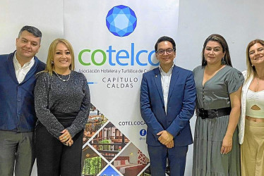 Foto | Cortesía Cotelco | LA PATRIA Tomás Botero Vargas, del Nido del Cóndor Ecolodge; nuevo presidente. Los demás miembros que hacen parte de esta junta son: Paola Cristancho Gómez, del Hotel Belén Boutique; Uriel Bernal, de Centros vacacionales de Confa; Jaime Bolívar, de Hoteles Estelar; Adriana Isaza; de Glamping El Color de Mis Revés; y Claudia Henao Álvarez, de Hacienda Charrascal. En la imagen acompañados por el director ejecutivo de Cotelco Caldas, Juan Pablo Alba